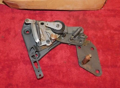 1999 2000 2001 2002 Mercury Villager NOS CENTER RIGHT RH SEAT HINGE - Image 1 of 4