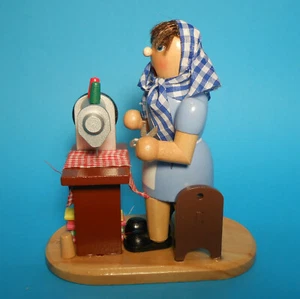Räuchermann Räucherfrau Schneiderin an der Nähmaschine aus Holz farbig 19 cm NEU - Bild 1 von 4