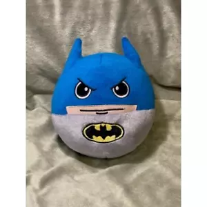 DC Comics 7 Zoll Batman rund Plüsch (sechs Flaggen exklusiv) - Bild 1 von 6