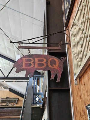 Letrero de cerdo barbacoa de metal vintage con percha de hierro forjado Foto 1 de 4