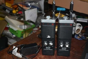 PAIR OF VINTAGE REALISTIC TRC-220 6 CHANNEL CITIZENS BAND TRANSCEIVERS WORKING - Zdjęcie 1 z 9