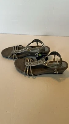 Sandalias de cuña baja Croft & Barrow Ortholite talla 7,5 pedrería plateada Foto 1 de 4