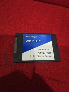SSD interno WD 4TB blu 3D NAND SATA 2,5" WDS400T2B0A -00SM50 - Foto 1 di 3