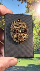 Spilla vintage con strass in filigrana ceca, in confezione regalo. 42mm - Foto 1 di 13