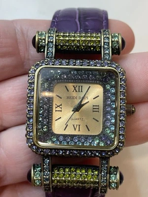 Reloj Heidi Daus de cristal de Swarovski con correa de cuero púrpura Foto 1 de 4