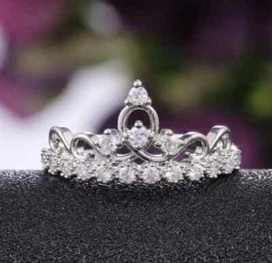 Bonito anillo de corona de compromiso redondo de diamantes simulados de 2 quilates enchapado en oro blanco de 14 k - Imagen 1 de 9