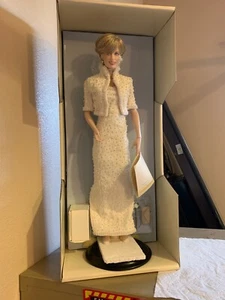 The Franklin Mint Diana Prinzessin von Wales 16" Porzellanpuppe weiß Perlen Kleid - Bild 1 von 1