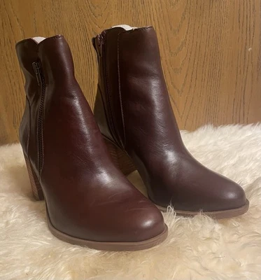 Naturalizer 勃艮第皮革卡拉踝靴 3 英寸堆叠 Heal 尺码 8.5 — 第 1/4 张图片