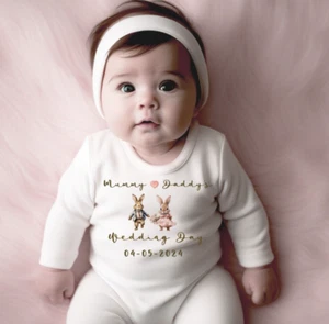 Personalisiertes Hochzeit Baby Strampler Lätzchen Set, Häschen Druck Kleinkind Kleidung, - Bild 1 von 3