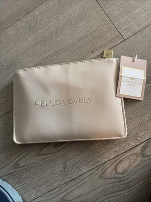 Bolso de Mano/Maquillaje Danielle Creations “Hello Lovely” Beige con Cremallera - Nuevo con Etiquetas Foto 1 de 4