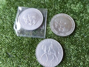 Three vintage crown pieces British coinage - Picture 1 of 3