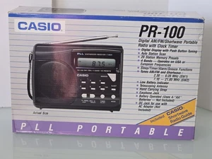 Vintage Radio portatile digitale AM/FM onde corte CASIO PR-100 PR100 (NUOVO VECCHIO MAGAZZINO) - Foto 1 di 13