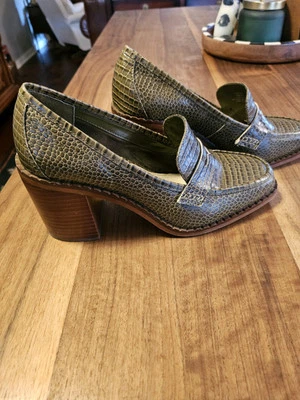 Vince Camuto Carigina Mocasines Bombas Cuero Cocodrilo Tacones Oliva Talla 8.5/M/39 NUEVO Foto 1 de 4