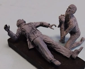 1/35 Maßstab Harz Modellbausatz Zombie und Opfer - Bild 1 von 3