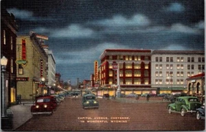 Cheyenne WY Wyoming Capitol Avenue & T bei Nacht Vintage Postkarte unverpostet - Bild 1 von 2