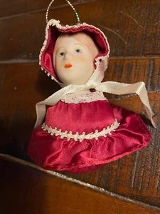 Ross Berrie & Co bambola vittoriana ornamento velluto rosso con etichetta Tush 3" - Foto 1 di 4