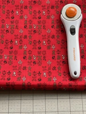"Símbolos de 4 yardas x 31"" de ancho en tela de algodón roja sin marca" Foto 1 de 4