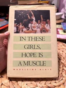 In These Girls, Hope Is a Muscle von Madeleine Blais ERSTAUSGABE 1995 HARDCOVER - Bild 1 von 9