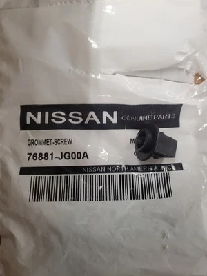 Ojal de moldura de apertura de rueda genuino Nissan 76881-JG00A Foto 1 de 4