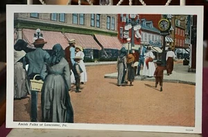 AMISH FOLKS AT LANCASTER Street View PENNSYLVANIA POSTAL VINTAGE SIN USAR - Imagen 1 de 6