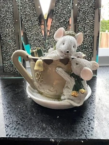 Ratones de Navidad en una taza de té adorno chimenea repisa árbol adorable - Imagen 1 de 1