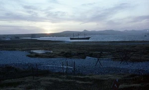 2X35MM ORIGINAL NEGATIVE SHIPWRECK PORT STANLEY FALKLAND ISLANDS WAR #7135 - Picture 1 of 2