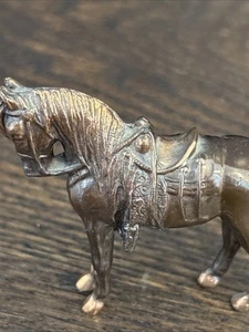 Antique Copper Stallion Horse Figure 1950’s Saddle, Stirrups And Reins 2 1/4” - Imagen 1 de 6