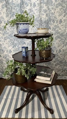 Mesa de camarero Imperial vintage de caoba de 3 niveles con corteza de pastel Foto 1 de 4