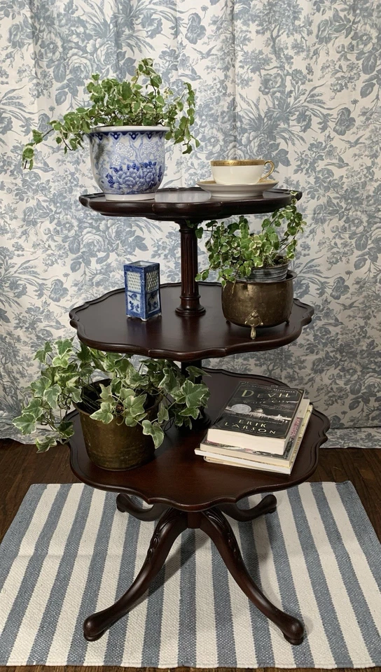 Mesa de camarero Imperial vintage de caoba de 3 niveles con corteza de pastel Foto 1 de 4