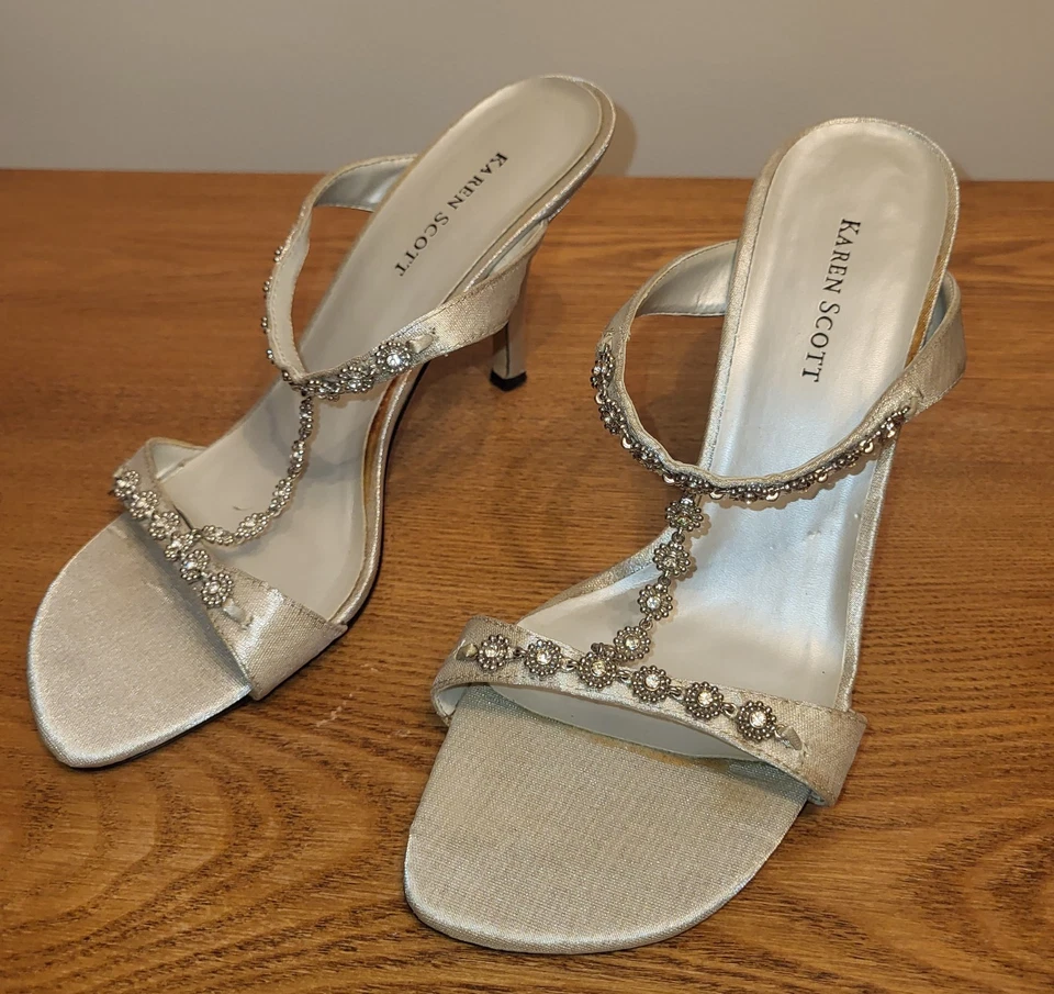 Zapatos de vestir Karen Scott plateados con tiras con cuentas Foto 1 de 4