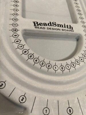 Tablero de cuentas The Beadsmith gris flocado, 3 canales en forma de U, 6 huecos Foto 1 de 3