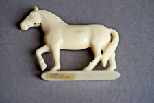 17-18) Margarine Figur: 2 Pferde, es folgen noch weitere Pferde.