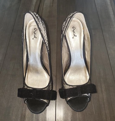 Zapatos de tacón Qupid para mujer talla 10 negros de encaje punta abierta zapatos de tacón de aguja con arco de fiesta Foto 1 de 4