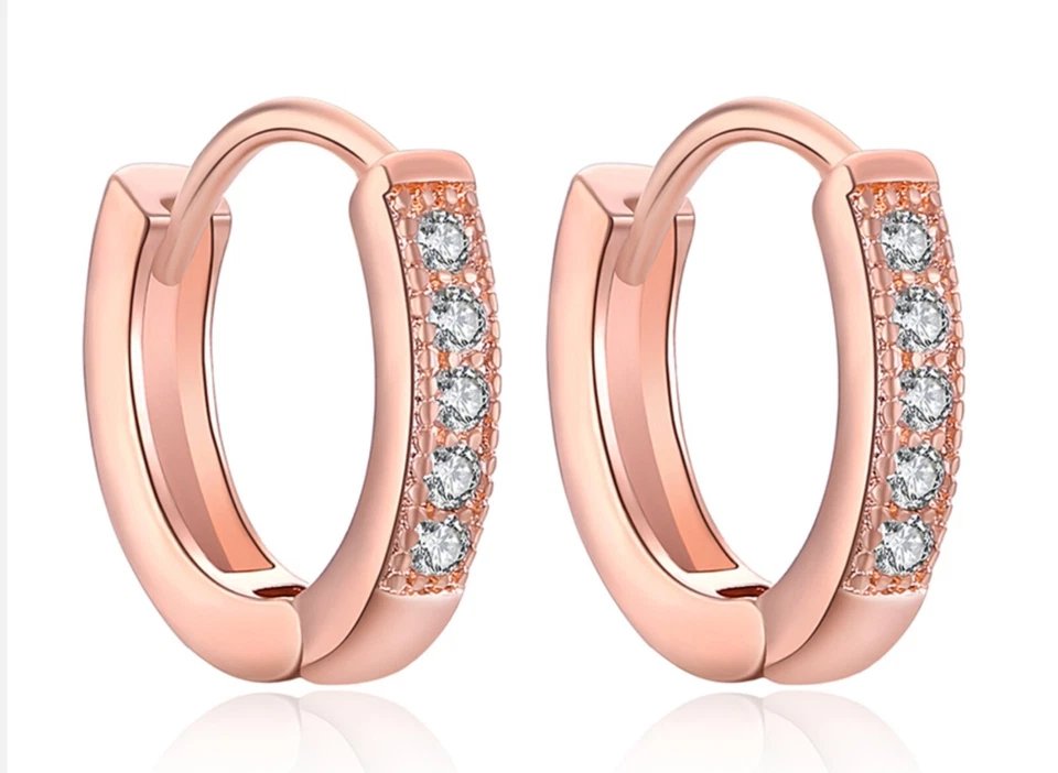 Pendientes Huggie de aro pequeños de plata de ley 925 en tono oro rosa circonita cúbica Foto 1 de 1