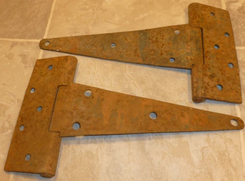 VINTAGE 2 RUSTY T-STRAP   12inx7in BARN CABIN FARM GATE DOOR HINGS RUSTIC DECOR Cover