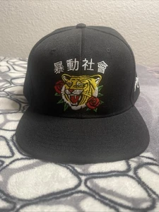 Gorra para hombre Riot Society negra con gráficos de rosas OSFM - Imagen 1 de 5