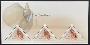 GUINEA SEA SHELLS TRIANGLE SHAPED STAMPS SHEET MNH 2011 MARINE LIFE SEASHELL - Picture 1 of 1