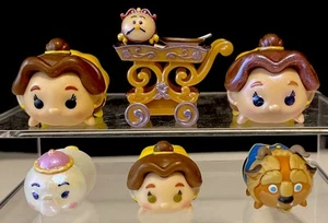 Disney Tsum Tsum *Die Schöne & das Biest* BELLE & FRIENDS FIGUREN MIT STÄNDER 7er Set - Bild 1 von 14