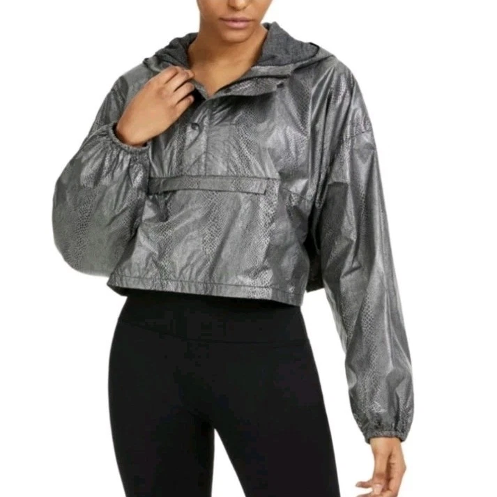 Chaqueta cortavientos Free People Movement para mujer pequeña recortada con capucha estampado animal Foto 1 de 4