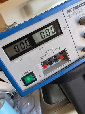 Fonte de alimentação DC de saída tripla fixa B&K Precision 1670A Var 0-30V, 0-3A, 5V e 12V - Imagem 1 de 4