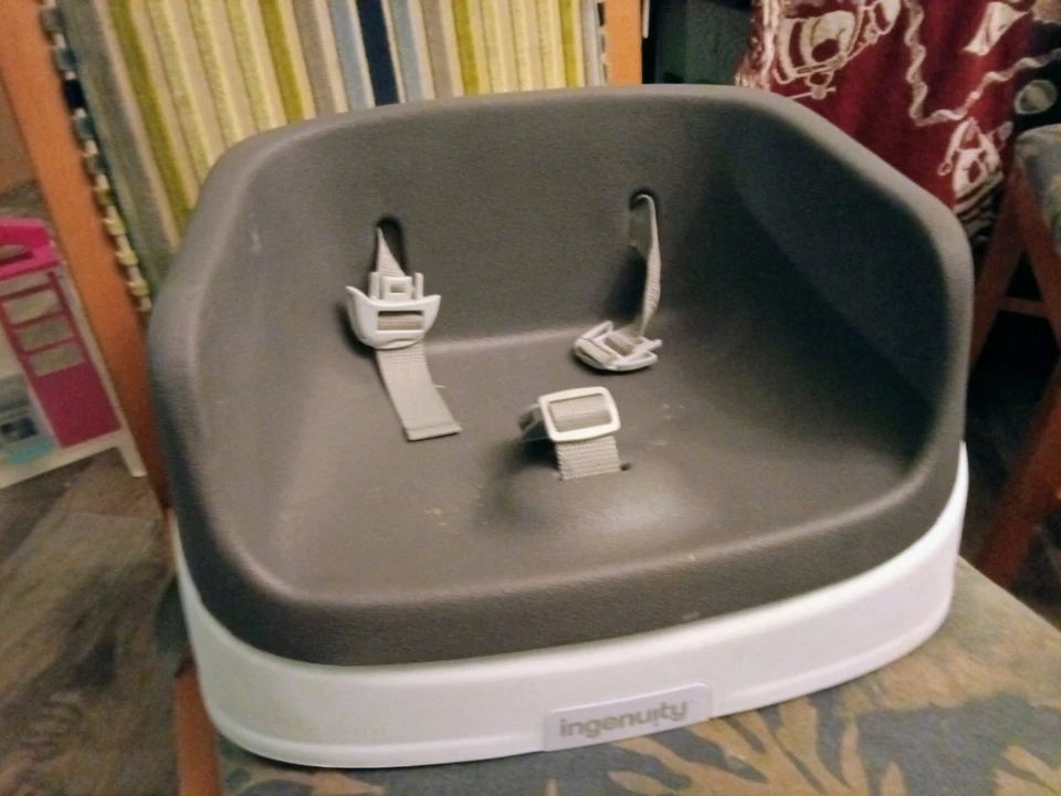 Asiento elevador para niños pequeños Ingenuity SmartClean - pizarra Foto 1 de 4