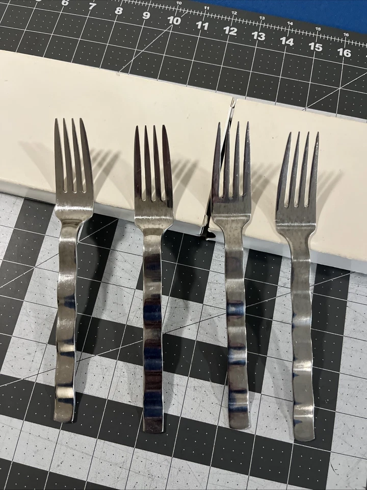 Retroneu Whitewater (4) Dinner Forks 18/10 Stainless Flatware Korea Foto 1 de 4