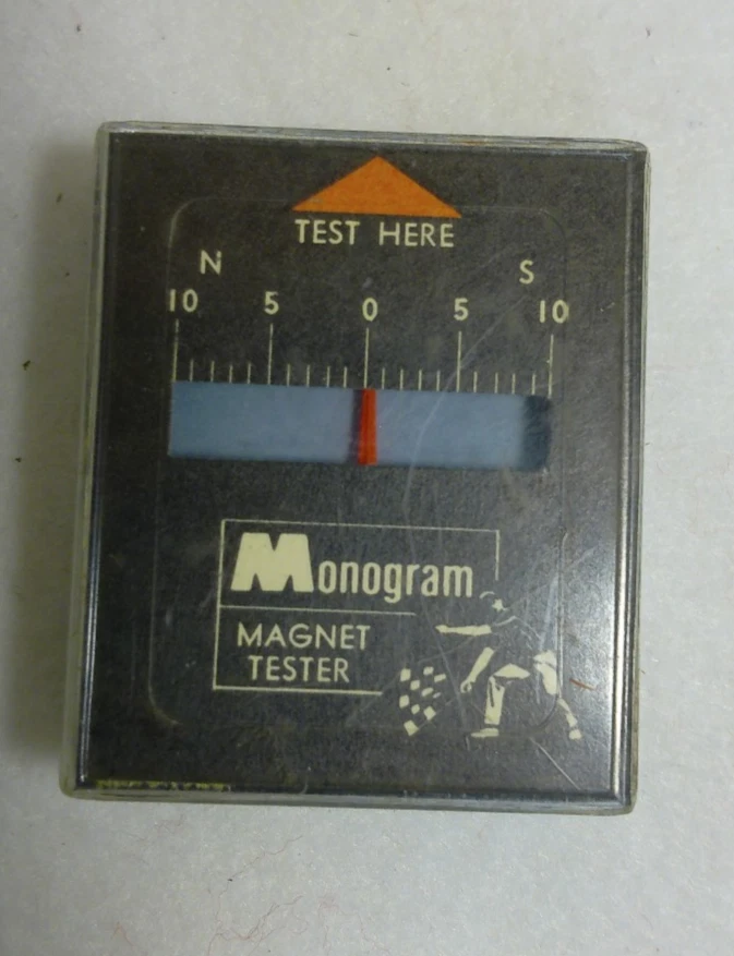 Probador de imanes con monograma vintage para coches de slot Foto 1 de 4