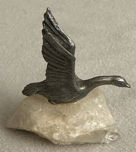 Estatuilla voladora de ganso de peltre en miniatura de colección sobre una base de cristal de geoda blanca - Imagen 1 de 3