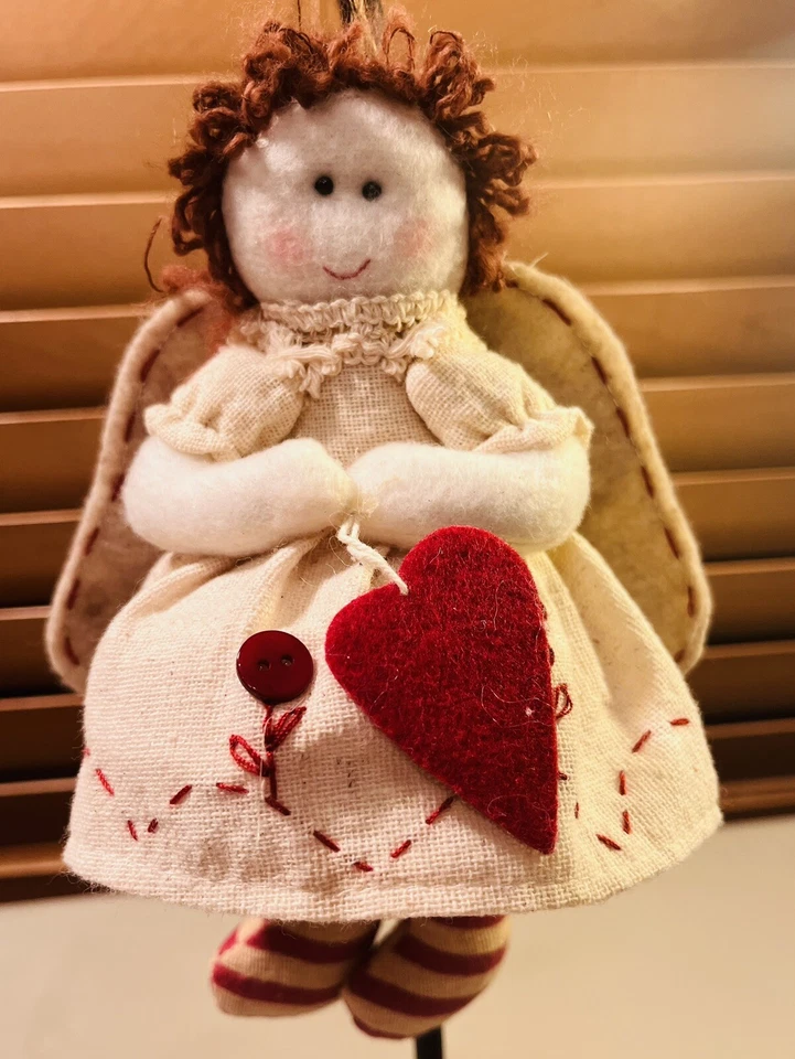 R: Ángel de tela vintage con corazón rojo. Gran muñeca primer ángel para bebé. Foto 1 de 4