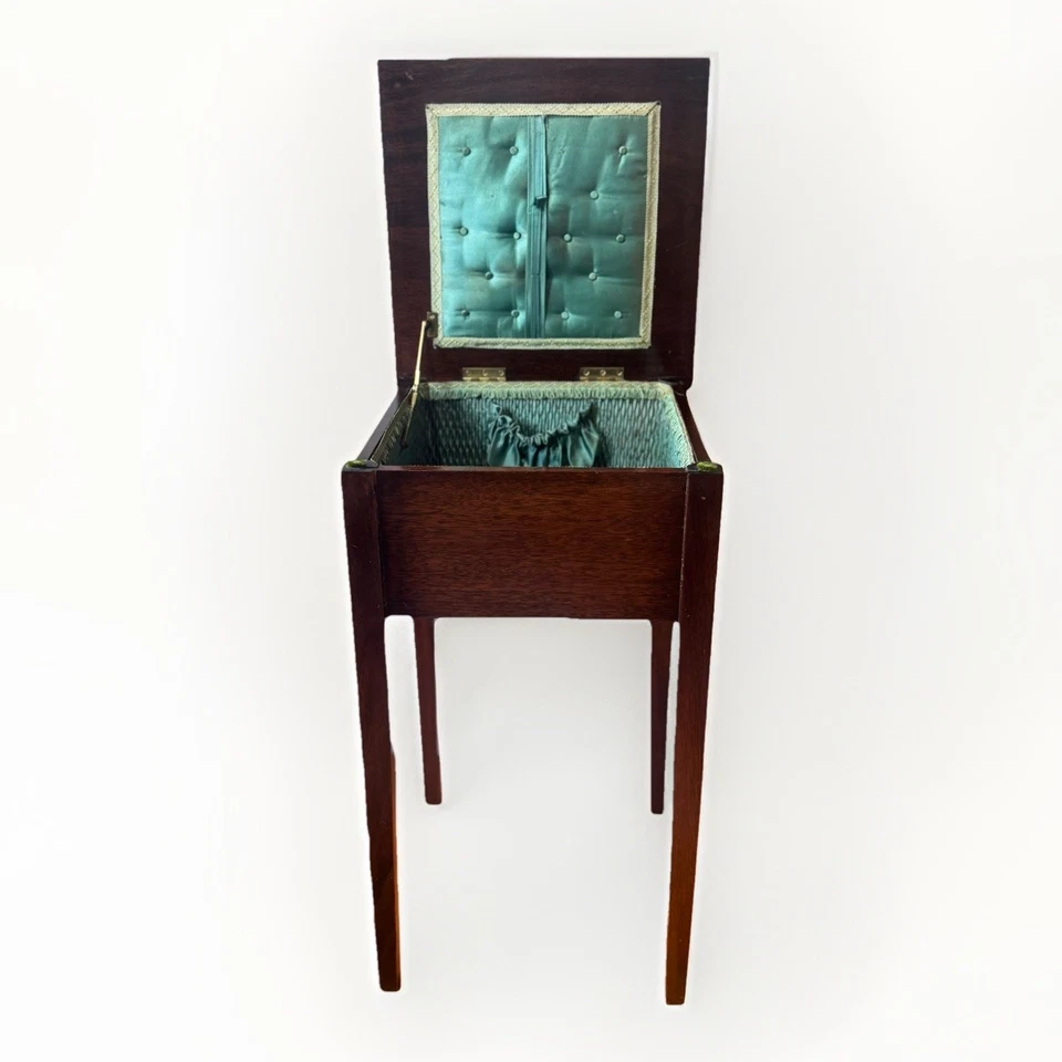 Antigua mesa de costura victoriana escocesa tallada de los años 30, caoba/roble, forrada de seda Foto 1 de 4