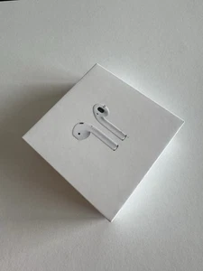 Apple AirPods 2. generacji z etui ładującym - białe (niski poziom dźwięku) - Zdjęcie 1 z 4
