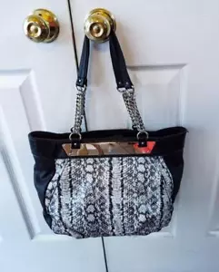 BORSA A MANO JENNIFER LOPEZ JLO IN BIANCO E NERO STAMPA ANIMALE ARGENTO CON CINTURINO A CATENA - OTTIME CONDIZIONI - Foto 1 di 1