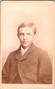 Hübscher junger Mann, Anzug, 1883, CDV-Foto, #4077 - Bild 1 von 2