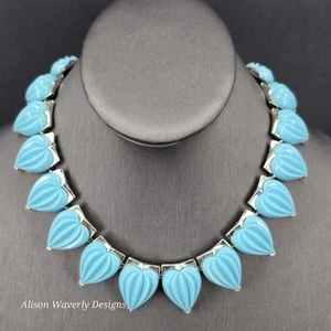 Girocollo vintage Lisner Thermoset blu turchese a forma di cuore - Foto 1 di 18